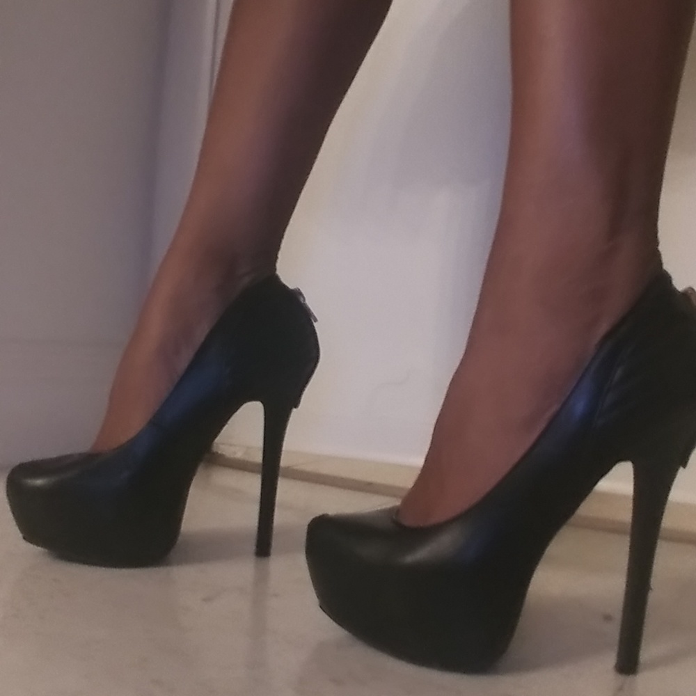 Black pumps